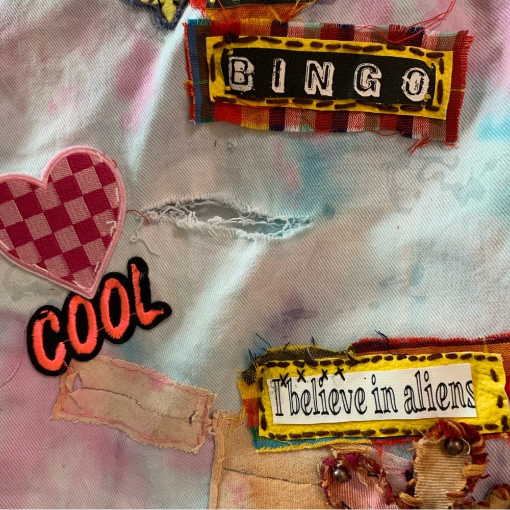 IT AIN’T BEIGE- Distressed and dyed cut-off shorts with patches - Picture 7 of 10